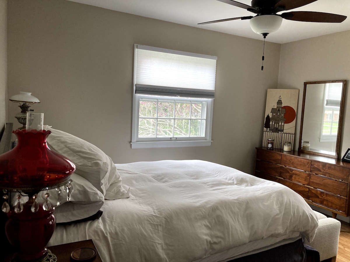 Segundo dormitorio con cama tamaño queen súper cómoda.