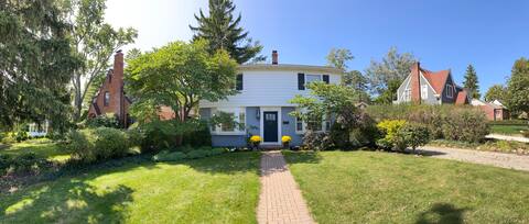 Cozy and Cheerful 5 bedroom home, free parking