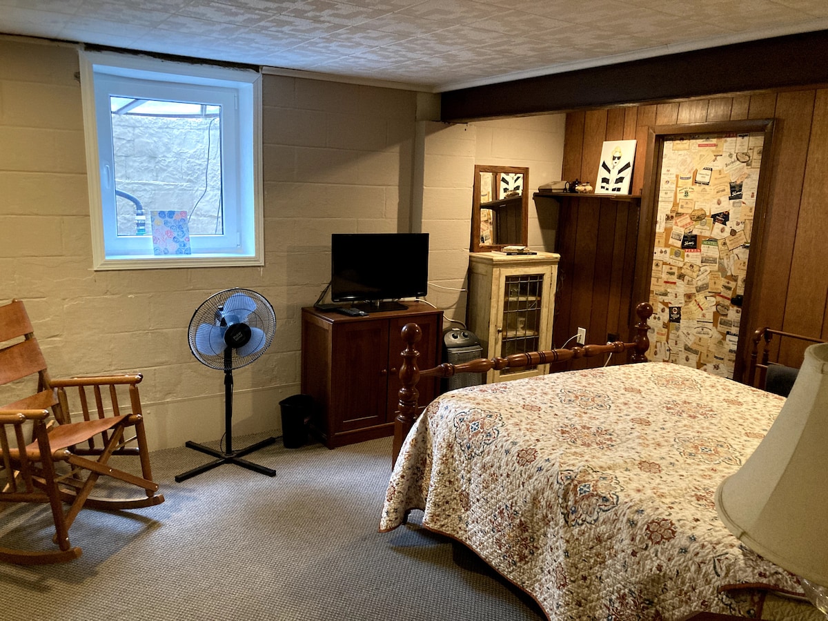 Quinto dormitorio con cama tamaño Queen.