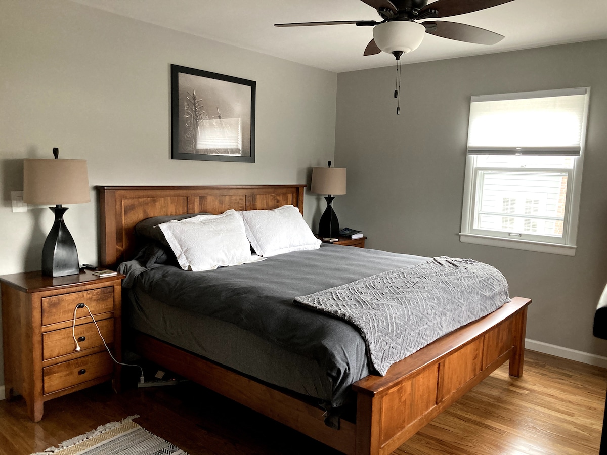 Dormitorio principal con cama tamaño king ajustable súper cómoda.