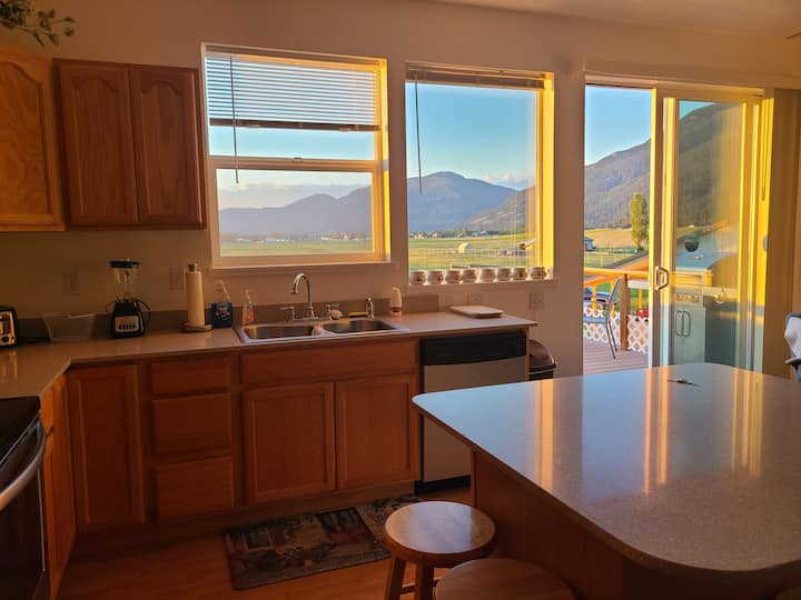 Columbia Mountain Hideaway Stunning views! Houses for Rent in