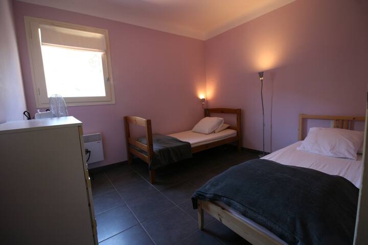 Chambre / חדר שינה 3 :
2 x 90x200