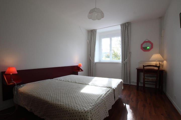 სართული
 საძინებელი 90 საწოლით, რომელიც ბაღს გადაჰყურებს