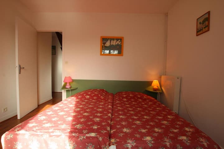 სართული
საძინებელი 2 საწოლით 9 ბაღის ხედით