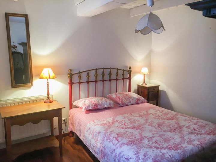  rez- de -chaussé 
მთავარი საძინებელი
 საშხაპითა და დამოუკიდებელი უნიტაზით
140 სმ საწოლი