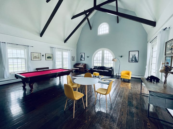 Stunning apt on horse farm w/ hot tub + pool table Barns for Rent in
