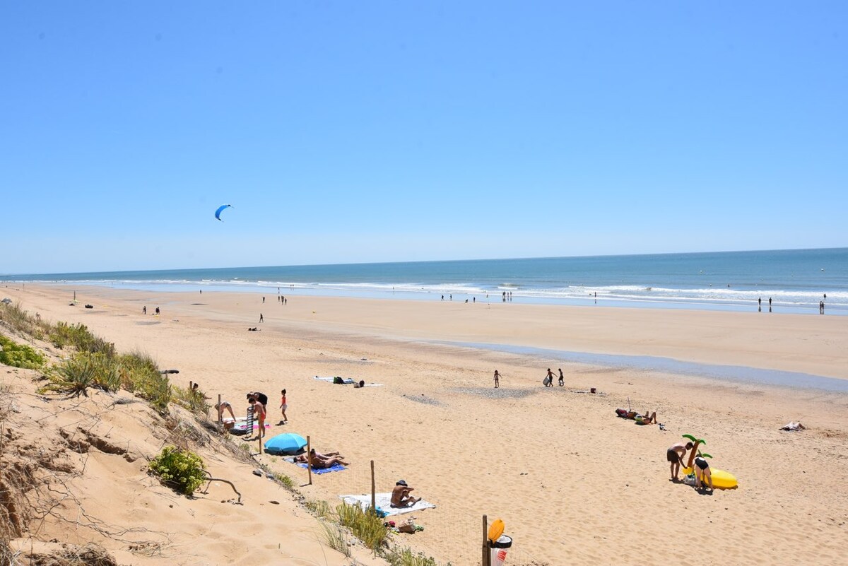 Annonce Airbnb populaire: Land and sea, little love nest, beautiful Vendée beach à Saint Gilles Croix De Vie