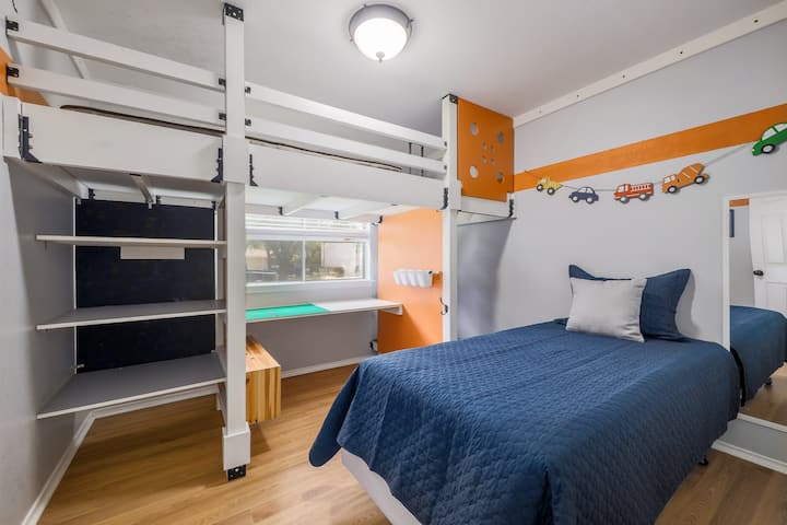 Dječja soba s 2 odvojena kreveta i dva kreveta na kat