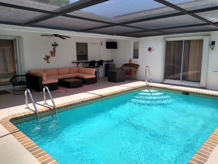 Home In Great Location With An Enclosed Pool - Cape Coral, FL