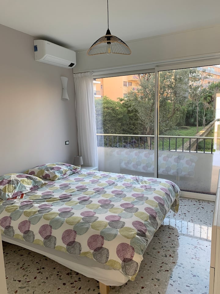 Habitación con vistas a la parte trasera, en el jardín de la residencia, con gran armario y gran cómoda.
