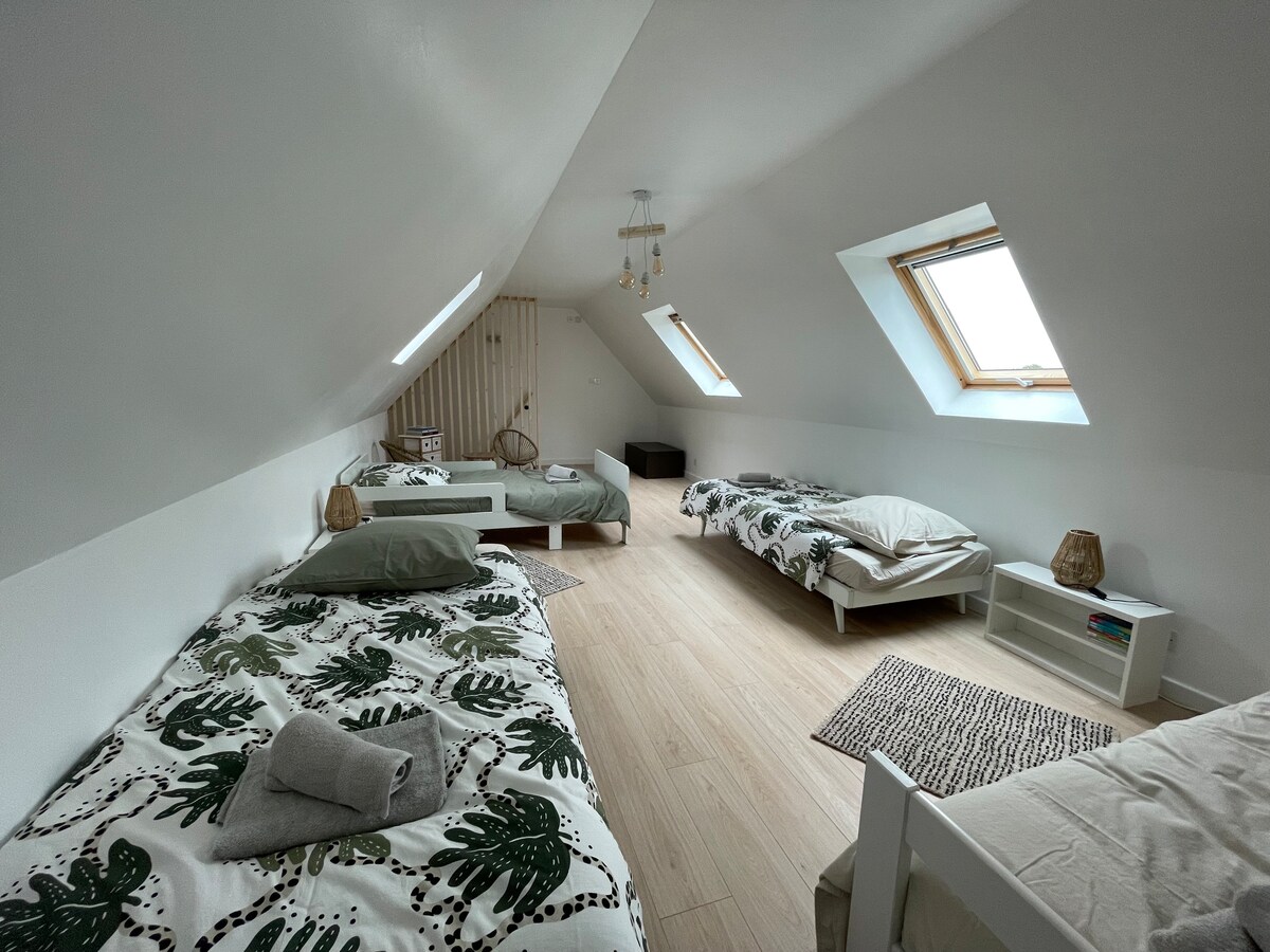 La capanna: camera arredata sottotetto composta da 4 letti per bambini 