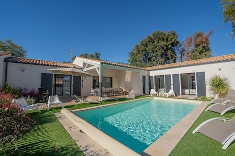 Spacious Villa Pool-Walk to Beach-Family Friendly