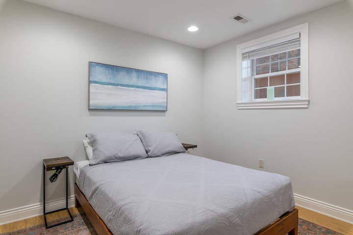 Dormitorio #2 - Cama tamaño queen 