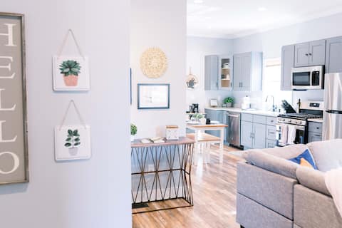 Cozy cottage ⭐️Walk to the West End! Dog Friendly⭐️