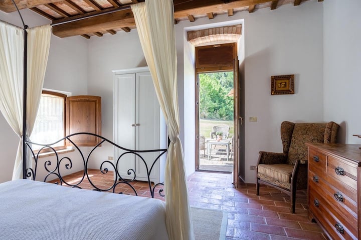 סוויטת קווין סייז בקומה התחתונה עם כניסה פרטית מהגנים.