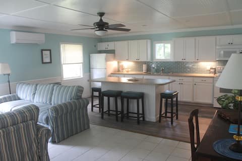 Successful Airbnb property: Quaint Buxton beach cottage with Sound Access. in Buxton