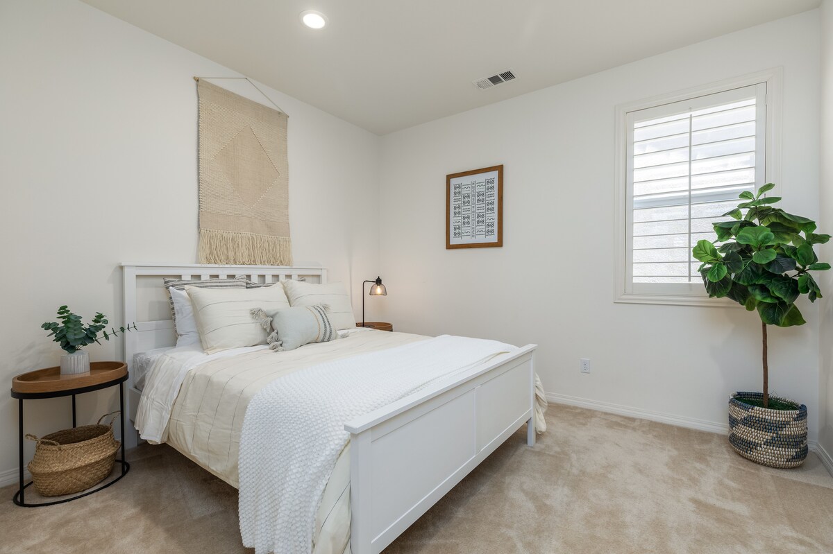 2号客房设有复古夜灯、两个床头柜、长凳和步入式衣柜。