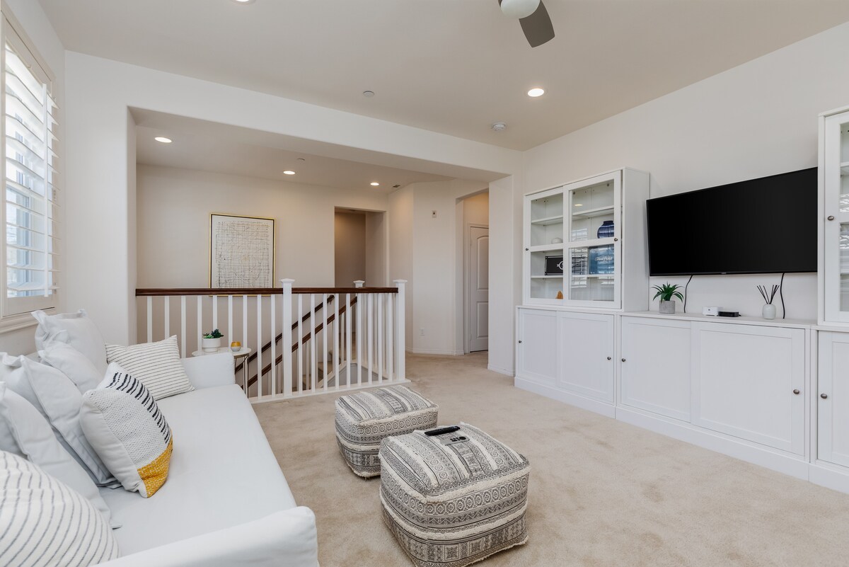 楼上设有宽敞的娱乐休息室，设有游戏和电视。 这张沙发床可以为房客提供额外的住宿空间（额外的睡眠空间/4号床）