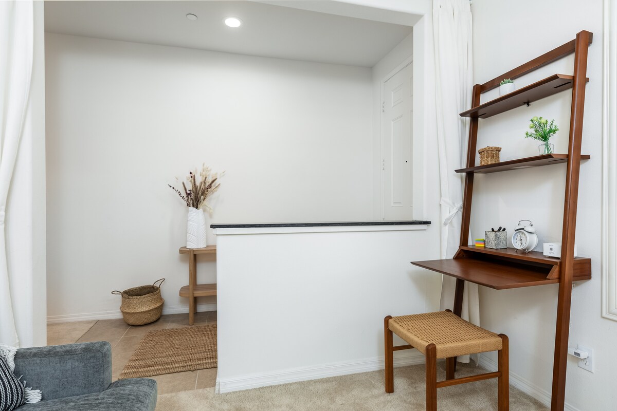 楼下办公室和额外的睡眠空间配有办公桌、日式床垫（全尺寸）和衣柜。