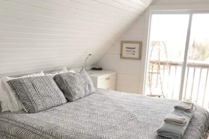 chambre principale avec lit King size et balcon Juliette