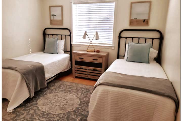 غرفة نوم ثالثة بسريرين توأمين