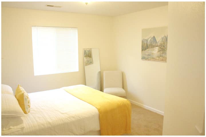 غرفة نوم ثانية بسرير بحجم كبير