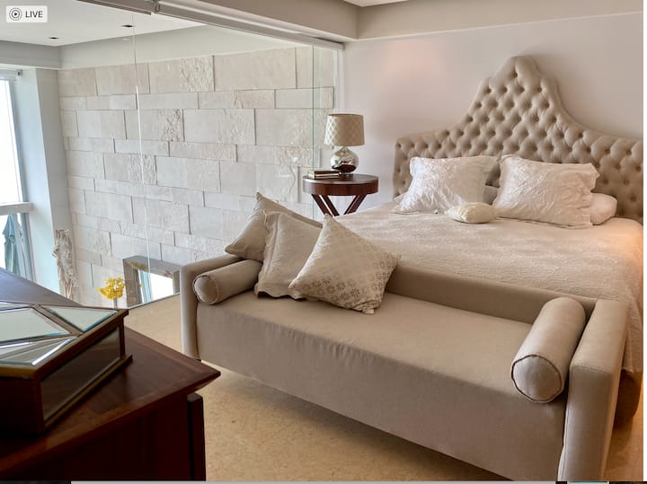 ห้องนอนใหญ่พร้อมเตียงคิงไซส์