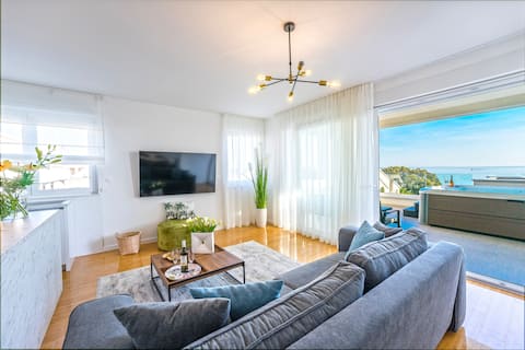 Penthouse - jacuzzi, sea-view, 50m from the beach