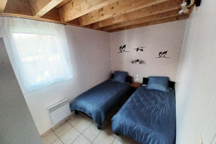 Spavaća soba s dva odvojena kreveta.