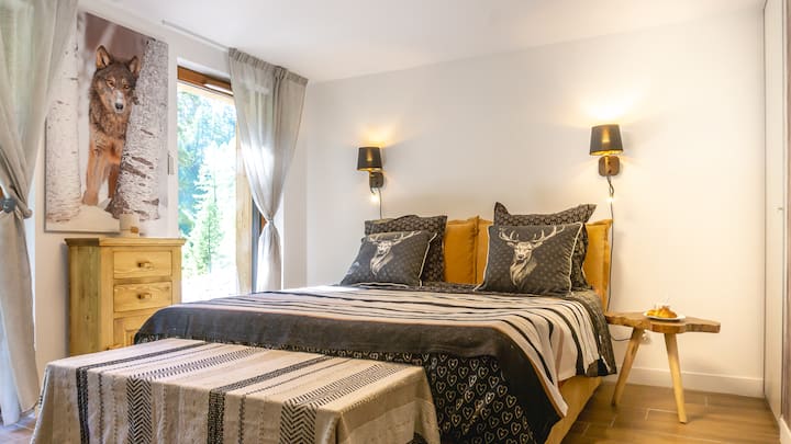 მთავარი საძინებელი,
რომელსაც სძინავს 160/200 სასტუმროს ხარისხის მატრასები
უზრუნველყოფილია თეთრეული