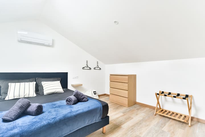 Спалнята се състои от голямо двойно легло (180 х 200), обратим климатик, скрин за съхранение и багажник на ваше разположение