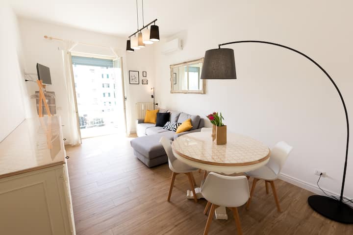 Soggiorno con balcone, 
Smart Tv, Aria condizionata - Living room with balcony, Smart Tv, Air conditioning