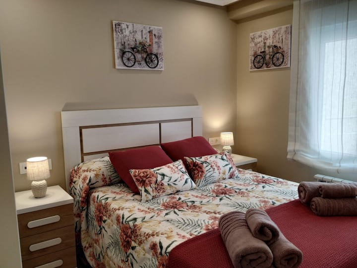 غرفة نوم مزدوجة مع ديكور بعناية ،  مع سرير بطول 1.35 متر
