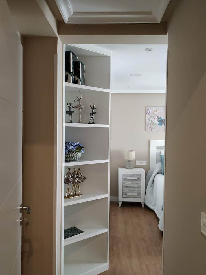 فروسية مزينة بذوق رفيع في خزانة غرفة النوم الرئيسية المدمجة