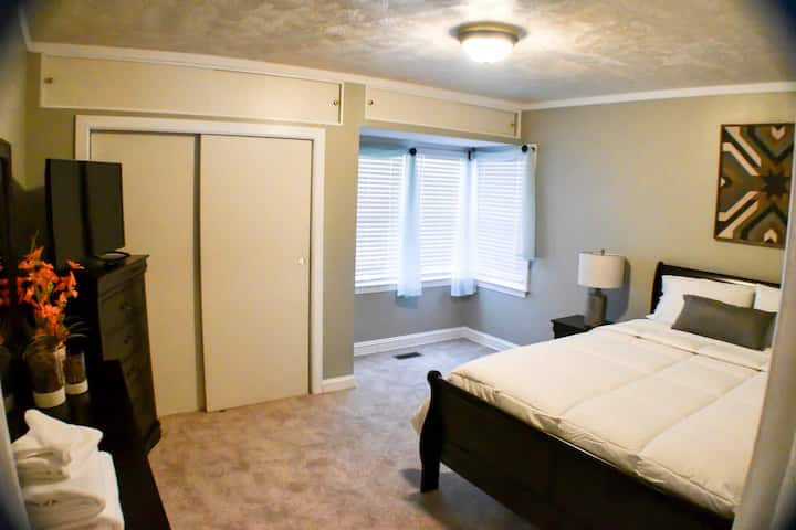 Chumba cha kulala cha 1 kilicho na kitanda cha ukubwa wa malkia. 