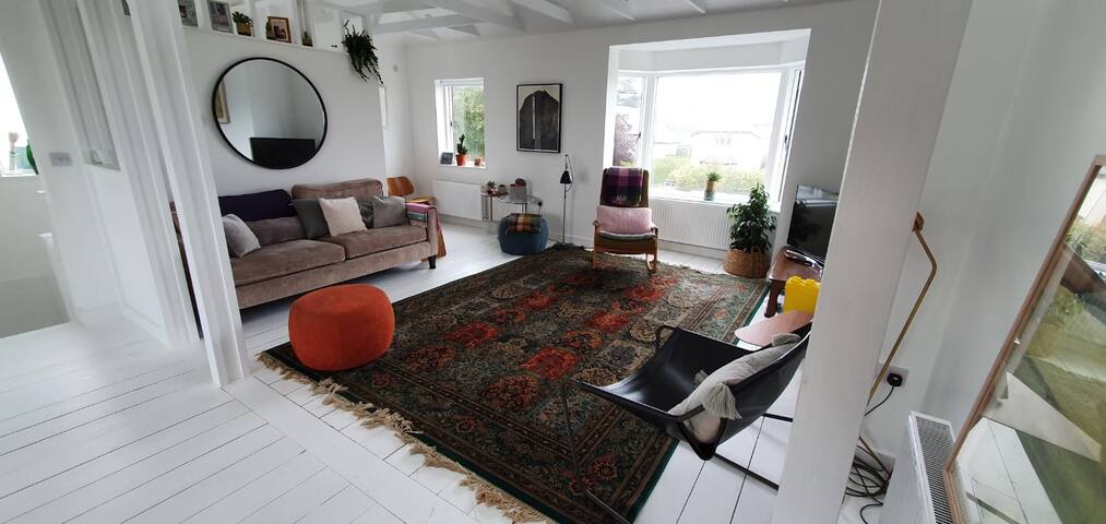 Airy 3 bedroom house with incredible views gallery image 2