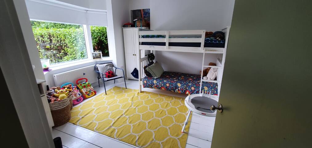 Airy 3 bedroom house with incredible views gallery image 4