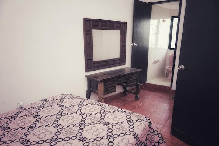 ห้องนอน 1 เตียงคู่พร้อมห้องน้ำแยกต่างหาก