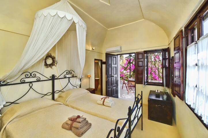 Private Traditional Villa with Pool & Hot Tub gallery image 4