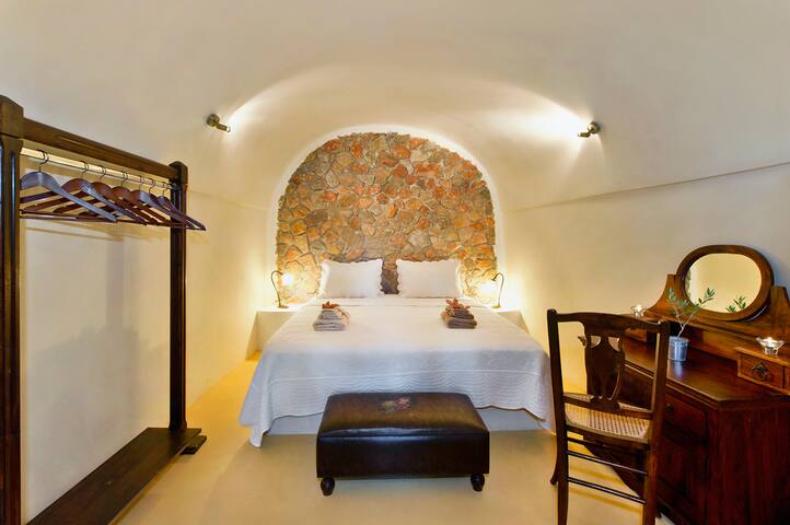 Private Traditional Villa with Pool & Hot Tub gallery image 3