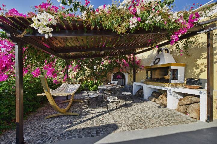 Private Traditional Villa with Pool & Hot Tub gallery image 2