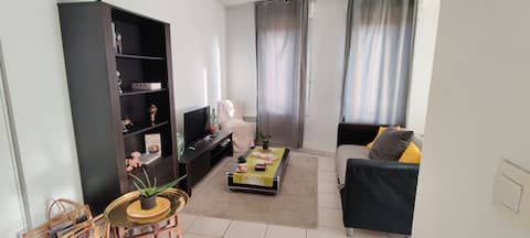 Annonce Airbnb populaire: Cozy apartment near the center, transport. à Croix De Pierre / Route D'espagne