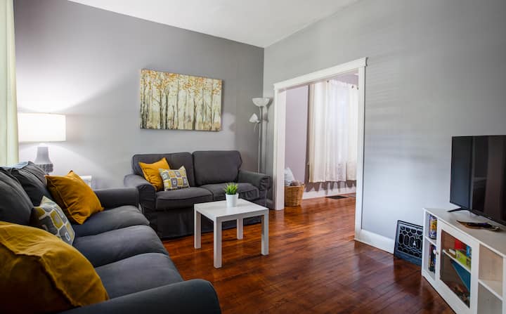 Albany Cottage: Loft Bedroom And Close To Airport - Winnipeg