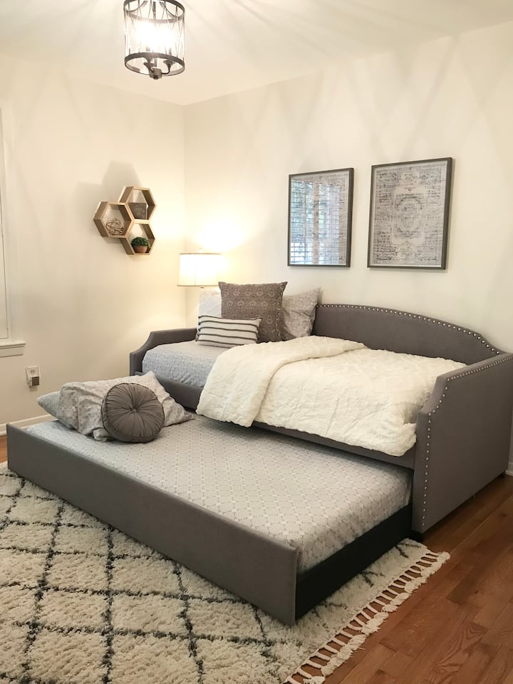 Este encantador dormitorio en tonos crema y gris es luminoso, acogedor e ideal para relajarse. Cuenta con una cama individual y una cómoda cama nido que se puede sacar o guardar según tus necesidades.