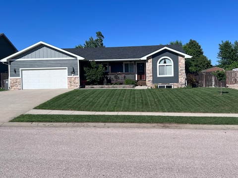 Cheerful 5-bedroom home with gas fire pit!