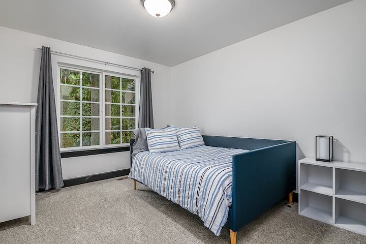 Მეორე საძინებელი სრული ზომის საწოლით, შავი ფარდებით, რომ დაიძინოთ.  