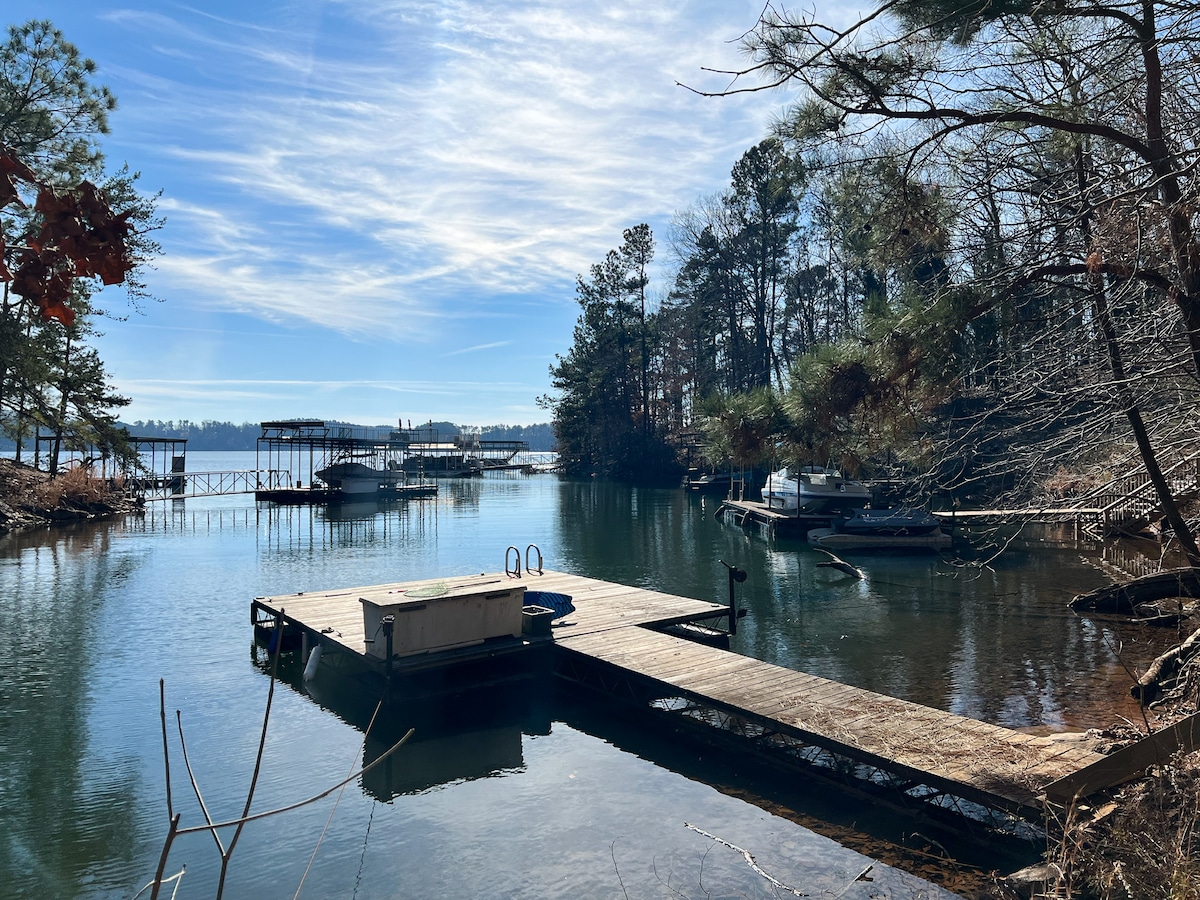 Charming Lakehouse w Pool, Sauna & Boat Dock