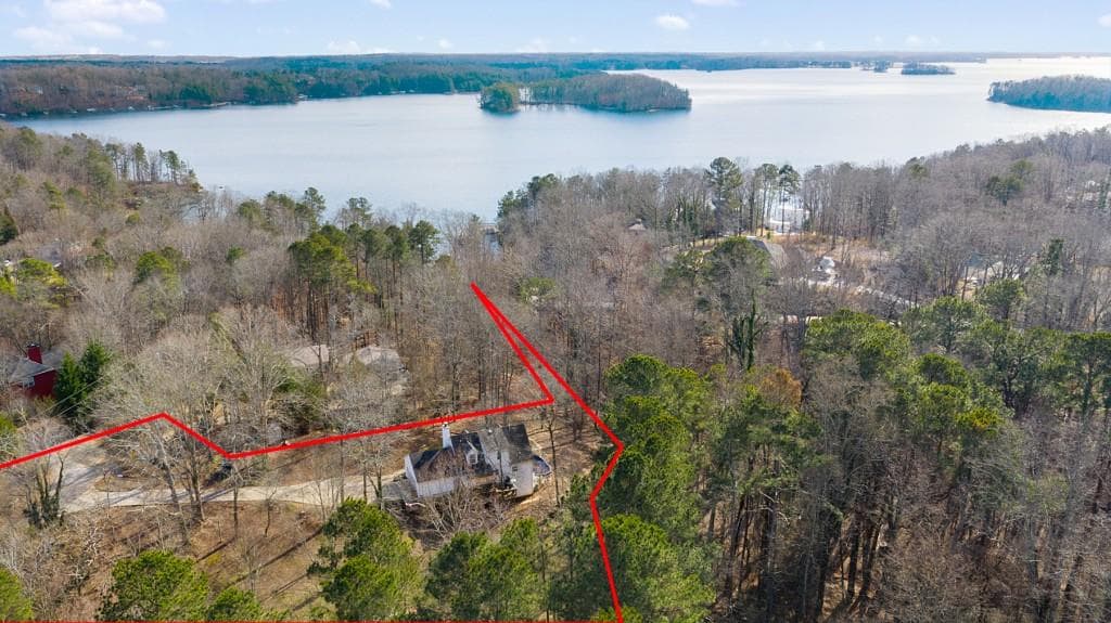 Charming Lakehouse w Pool, Sauna & Boat Dock