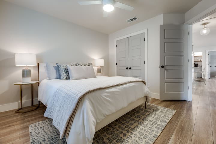 Спална соба за гости, спална соба со брачен кревет (широк