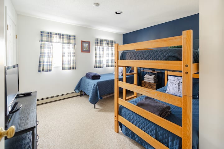Bedroom 2: twin/twin bunk bed and 1 single bed
